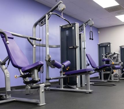 the-workout-club-londonderry-nh-location-near-me-fitness-membership-leg-press-machine – cable-weight-equipment – Matrix-fitness-gear