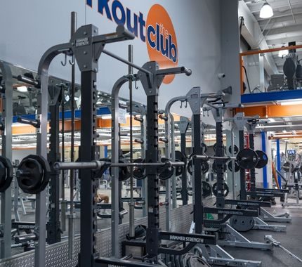 the-workout-club-londonderry-nh-location-near-me-fitness-membership-squat-racks-gym – Hammer-Strength-equipment – powerlifting-setup